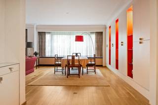 <p>Middenin het kloppende hart van ’t stad ontdek je dit instapklaar appartement. De Mechelsesteenweg is ‘the place to be’ voor jong én oud. Het Centraal station, ’t geliefde Eilandje en tal van trendy hotspots waaronder PAKT, het Stadspark en het Groen Kwartier bevinden zich slechts op een steenworp afstand. Het beste van Antwerpen ligt hier met andere woorden recht aan je voeten!</p>
<p>Op de 6<sup>de</sup> verdieping van dit mooi onderhouden appartementsgebouw betreed je jouw nieuwe thuis. De inkomhal met vestiairekast werd voorzien van een prachtige parketvloer die naadloos werd doorgetrokken tot in de L-vormige leefruimte. Dankzij de riante raampartijen geniet je hier van een overvloed aan natuurlijk daglicht, terwijl de ingemaakte design kasten zorgen voor een karaktervolle touch. Aangrenzend bevindt zich de moderne keuken welke onder andere werd ingericht met een elektrische kookplaat, dampkap en oven. Bovendien is er nog een praktische opbergruimte voorzien met inmaakkasten.</p>
<p>Verder beschikt het appartement over maar liefst 2 volwaardige slaapkamers (14 m² &amp; 9 m²). De masterbedroom werd luxueus voorzien van een eigen dressing, een klassieke ensuite badkamer met ligbad, toilet en dubbele lavabo in een prachtige marmeren meubel. Deze kamer geeft tevens toegang tot het aangenaam terras met zicht op het groen, de perfecte plek om even te ontsnappen aan het bruisende stadsleven. Tot slot is er nog een tweede badkamer met een douche en lavabo in meubel.</p>
<p>Klaar om een nieuw hoofdstuk te creëren middenin de city vibes? Plan dan snel een bezoekje in!</p>
<p><strong>Nooit meer parkeerstress?</strong> Mogelijkheid tot het aankopen van een <strong>garage</strong> à € 40.000,00.</p>
<p><strong>Maandelijkse kosten</strong> in aanvraag.</p>
<p><strong>Technische gegevens: </strong>Centrale verwarming op gas, voornamelijk dubbele beglazing in aluminium, geïsoleerd dak.</p>
<p><strong>Stedenbouwkundige inlichtingen en bodemattest aanwezig. Asbestveilig (maar niet asbestvrij). Bevindt zich niet in een risicozone voor overstromingen (P- en G-score A). Renovatieverplichting niet van toepassing.</strong></p>