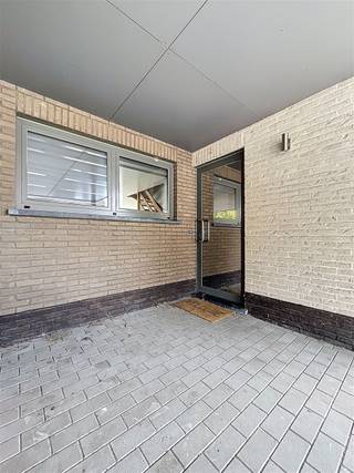 <p><span>Moderne gezinswoning met 4 slaapkamers </span></p><p><span> </span></p><p><span>EPC-label A – Super energiezuinige woning!</span></p><p><span> </span></p><p><span>Ontdek deze recente rijwoning (bouwjaar 2019), gelegen in een rustige, doodlopende straat in een kindvriendelijke buurt. </span></p><p><span>De woning combineert moderne stijl, comfort en duurzaamheid — perfect voor gezinnen die op zoek zijn naar zorgeloos wonen.</span></p><p><span>Voor de woning is een carport voorzien.</span></p><p><span>Op het gelijkvloers bevindt zich een ruime, lichtrijke woonkamer met een open, volledig uitgeruste moderne keuken — het gezellige hart van de woning.</span></p><p><span>Daarnaast is er een gastentoilet en een praktische berging onder de trap.</span></p><p><span>De bovenverdieping telt maar liefst vier volwaardige slaapkamers, waarvan twee met ingemaakte kasten — ideaal voor een gezin of wie graag extra ruimte heeft voor hobby’s of thuiswerk. </span></p><p><span>De badkamer is uitgerust met een bad, lavabo en aansluiting voor een wasmachine.</span></p><p><span>Buiten geniet je van een onderhoudsvriendelijke tuin met afdak en tuinberging, perfect voor gezellige momenten in alle seizoenen.</span></p><p><span>Dankzij het EPC-label A, de energiezuinige bouw en uitstekende isolatie, woon je hier comfortabel met lage energiekosten.</span></p><p><span>De centrale ligging nabij belangrijke invalswegen biedt bovendien vlotte bereikbaarheid naar winkels, scholen en het centrum van Roeselare.</span></p><p><span> </span></p><p><span>Troeven van deze woning:</span></p><p><span> </span></p><ul><li><span>Recente bouw (2019)</span></li><li><span>4 ruime slaapkamers</span></li><li><span>Energiezuinig – EPC A!</span></li><li><span>Moderne keuken &amp; lichtrijke leefruimte</span></li><li><span>Onderhoudsvriendelijke tuin met afdak en berging</span></li><li><span>Rustige, kindvriendelijke ligging met carport</span></li><li><span>Een instapklare, super energiezuinige gezinswoning die ruimte, comfort en duurzaamheid perfect combineert!</span></li></ul><p><span> </span></p><p><span> </span></p>
