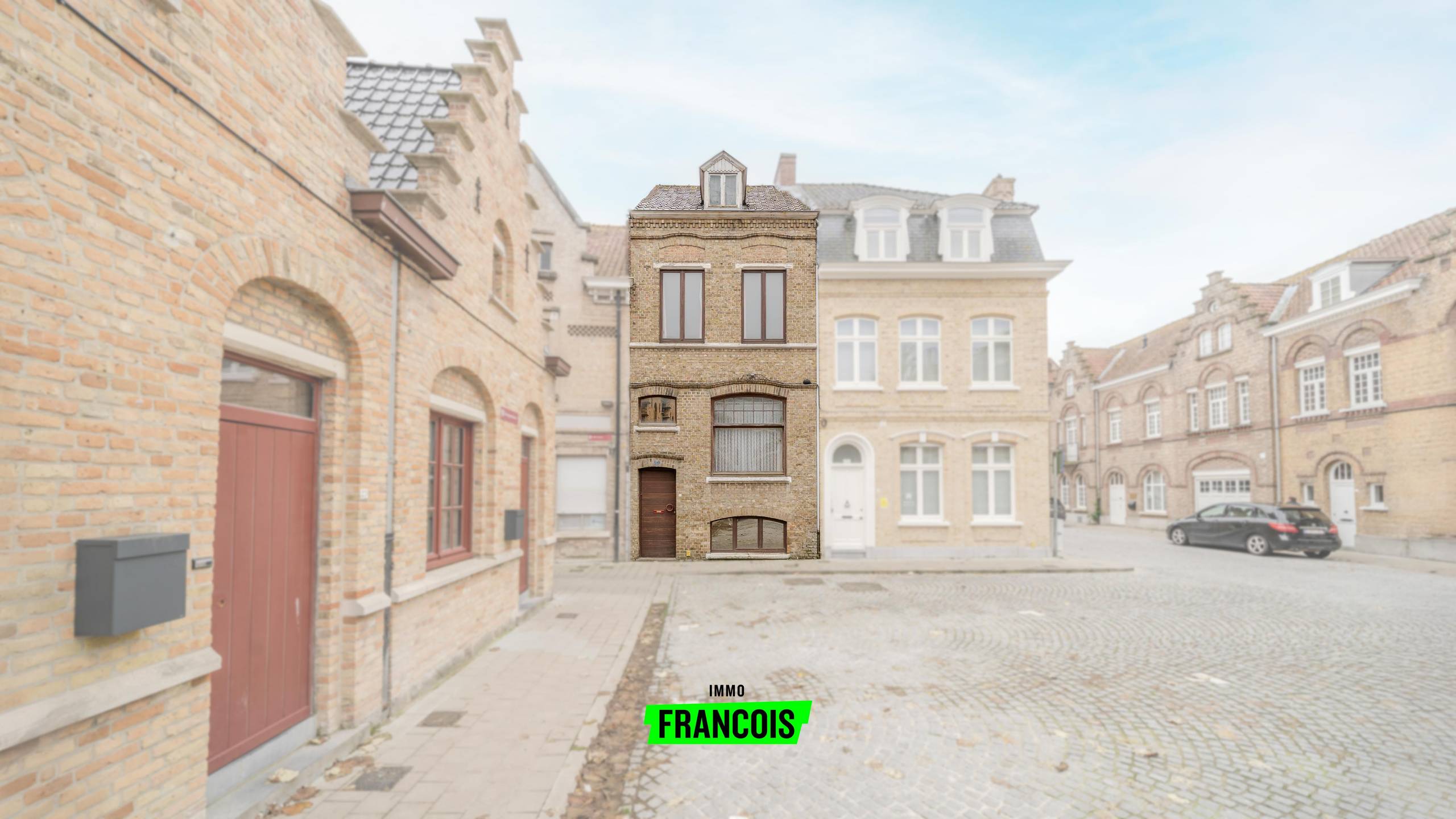 Te renoveren stadwoning met koer in hartje Ieper - foto 1