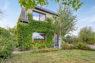 Charmante en instapklare woning met prachtige tuin op een zonnig perceel van 872m². Indeling als volgt; inkomhal met gastentoilet. Lichtrijke leefruimte op parket met aansluitend de keuken. Vanuit de keuken heb je toegang tot het karaktervol atelier, ideaal als werk-, hobby-, of creatieve ruimte. Het atelier beschikt tevens over een aparte inkom. Dankzij de vele grote raampartijen heb je doorheen de hele woning een mooi zicht op de zongeoriënteerde tuin met terras. Eerste verdieping met 2 slaapkamers en dressing. Badkamer met ligbad en toilet. De woning beschikt over een grote oprit waar mogelijk 4 wagens kunnen staan. Kelder aanwezig. Elektriciteit conform AREI. De woning werd in 2012 volledig gerenoveerd. Goed gelegen nabij alle voorzieningen en de in- en uitvalswegen.