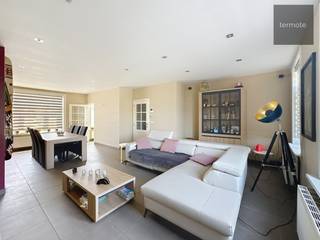 Deze ruime woonst (133m² bewoonbare oppervlakte) is prima gelegen in een rustige straat tussen het centrum en het nabije station.<br />De eigendom werd in 2006 volledig vernieuwd en is mits een schilderbeurt perfect instapklaar.<br />De indeling is als volgt :<br />GELIJKVLOERS : <br />Inkomhal met (teller)berging en trap naar 1e verdiep<br />EERSTE VERDIEP :<br />gastentoilet, berging/wasplaats, lichtrijke, ruime living 40m², afzonderlijk moderne keuken met alle inbouwapparatuur en trap naar 2e verdiep<br />TWEEDE VERDIEP :<br />ingerichte badkamer met dubbel lavabomeubel, ligbad/douche en toilet, twee ruime slaapkamers met inmaakkasten + apart buro of dressing (of mogelijk als 3e slaapkamer).<br />Toegangsluik naar de bergzolder.<br />Ideale starterswoning of als belegging.<br />Geen gemeenschappelijke syndickosten. <br />Mogelijkheid tot bijkopen garage met geautomatiseerde poort en elektrische voorzieningen (+ € 25.000)<br />