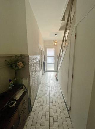 Ruime lichtvolle gezinswoning (ca. 176m² bew. opp.) gelegen in een rustige woonwijk op 2a 28ca, 4 slaapkamers, veel lichtinval + zonnepanelen (EPC: C).<br />De woning bevindt zich in een rustige buurt, vlakbij scholen, winkels, openbaar vervoer, speeltuinen &amp; de Brusselse Ring.<br /><br />Op het gelijkvloers (87m²) bevindt zich een ruime inkomhal, leefruimte (35m²) met bureau-ruimte en toegang tot privé-terras (nieuw aangelegd) en zonnige tuin + keuken (9,40m², mogelijkheid tot uitbreiding naar open keuken met eiland), aparte wc en bergruimte (7,75m²).<br /><br />Op de 1ste verdieping (41m²) bevindt zich een nachthal, 3 slaapkamers (6m²/13,40m²/15,10m²) en badkamer (4,30m²) met bad/douche, lavabo en wc.<br /><br />Op de 2de verdieping bevindt zich een recent vernieuwde grote 4de slaapkamer van 41m², opsplitsbaar in 2 aparte kamers. Dak geïsoleerd (14cm). Zonnepanelen geïnstalleerd in 2023.<br /><br />+ kelder/wasplaats (29m²) + 2 regenwaterputten + bronwaterput.<br /><br />Extra info: Elektrische installatie conform (zowel voor de woning als voor de zonnepanelen). EPC: klasse C ; 234 kWh/m². CV op gas (verwarmingsketel Junkers) + nieuwe boiler sinds 2022. Ramen dubbele beglazing (+ rolluiken aan voorgevel en achtergevel). Nieuwe schuifdeur op het gelijkvloers. Bronwaterput aangesloten op wc en wasmachine. Hoofddak geïsoleerd + platte daken vernieuwd en geïsoleerd. Koepel gelijkvloers ook vernieuwd (3-dubbel glas).<br /><br />Asbest: 2 materialen te verwijderen voor 2040. VCRO: Gvg, Wg, Gmo, Gvkr, Gvv. Niet gelegen in een overstromingsgebied (P: A ; G: A). Vrij vanaf 15/01/2027.<br /><br />Voor meer info: 0487 50 80 40