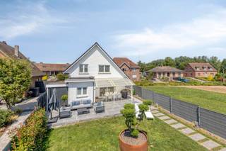 Bent u op zoek naar een instapklare woning waar rust, ruimte en een centrale ligging perfect samenkomen? Dan is deze charmante woning precies wat u zoekt.
U wordt verwelkomd via de inkomhal die uitgeeft op een lichtrijke leefruimte, gevolgd door een recent vernieuwde, volledig uitgeruste keuken. Aansluitend bevindt zich een praktische, volledig op maat gemaakte wasplaats en een handige bergkelder.
Op de verdieping beschikt de woning over drie volwaardige slaapkamers, een verzorgde badkamer, een ruime bergzolder en diverse ingebouwde bergkasten.
Ook buiten weet deze eigendom te overtuigen. De recent vernieuwde tuin met een prachtig aangelegd terras vormt de ideale plek om in alle rust te genieten. Daarnaast is er een praktische tuinberging aanwezig.
De absolute blikvanger is zonder twijfel de recent gebouwde garage van maar liefst 60 m², perfect als garage, hobbyruimte of werkplaats. Dankzij de aanwezige zonnepanelen geniet u bovendien van een energiezuinige meerwaarde.
Deze verzorgde woning combineert een uitstekende ligging met hedendaags wooncomfort en vormt de ideale thuisbasis voor wie op zoek is naar kwaliteit, ruimte en een groene woonomgeving, vlak bij alle voorzieningen.
meer info: Michael@immoaccenta.be
