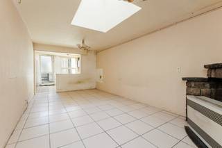 <p><span>Bent u op zoek naar een renovatieproject met uitzonderlijk veel potentieel in het hart van Mechelen? Dan biedt deze ruime woning aan de </span><span>Sint-Katelijnestraat 171</span><span> een unieke kans. Gelegen op wandelafstand van het historische centrum, winkels, scholen en openbaar vervoer, combineert deze eigendom een uitstekende ligging met een verrassend ruime indeling.</span></p><p><span>De woning is momenteel opgedeeld in </span><span>twee afzonderlijke entiteiten</span><span> en beschikt in totaal over maar liefst </span><span>vijf slaapkamers, twee badkamers en twee keukens</span><span>. Hierdoor biedt het pand tal van mogelijkheden voor grote gezinnen, kangoeroewonen, een combinatie van wonen en werken of een investeringsproject.</span></p><p><span>De eigendom dient </span><span>volledig gerenoveerd</span><span> te worden, maar vormt dankzij haar ruime volumes en flexibele indeling de ideale basis om een eigentijdse woning naar eigen smaak te realiseren. De verschillende verdiepingen bieden voldoende ruimte om meerdere comfortabele slaapkamers, ruime leefruimtes en moderne sanitaire voorzieningen te creëren.</span></p><p><span>Een extra troef is het </span><span>achtergelegen bijgebouw</span><span>, dat tal van gebruiksmogelijkheden biedt als opslagruimte, atelier of hobbyruimte. Er is bovendien een </span><span>achteruitweg naar de Schrijnstraat</span><span>, enkel toegankelijk te voet of met de fiets.</span></p><p><span>Daarnaast beschikt het pand over </span><span>afzonderlijke nutsvoorzieningen voor water, gas en elektriciteit</span><span>.</span></p><h3><span>Troeven:</span></h3><ul><li><span>Ruime woning, momenteel onderverdeeld in twee entiteiten. </span></li><li><span>Volledig te renoveren naar eigen wensen.</span></li><li><span>Achterliggend bijgebouw aanwezig.</span></li><li><span>Uitweg via de Schrijnstraat.</span></li><li><span>Afzonderlijke meters voor water, gas en elektriciteit.</span></li></ul><p><span> </span></p><p><span>Ben jij geïnteresseerd in deze woning gelegen in Mechelen, ben je op zoek naar ander vastgoed, een investering of wens je de waarde van jouw eigendom te kennen? Dan ben je bij BOLT Immo aan het juiste adres! Wij helpen jou graag verder. </span><span> </span></p><p><span> </span></p>