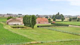 - Landelijke hoeve op een groot perceel (4.981 m²)- Rustig gelegen: Slypsstraat 42 in Moorslede/Slypskapelle- Met ruime, moderne loods (+/- 537 m²)-...