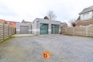 Op zoek naar de perfecte locatie voor uw bedrijf? Ontdek deze loods gelegen aan de Hugo Verriestlaan 5 in Ledegem!Met een volledig uitgerust kantoor...