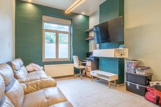 <p>Interesse in dit pand? Neem voor bijkomende informatie of het maken van een afspraak rechtstreeks contact op met Benjamin Tang via <strong>+32 495 56 50 74</strong> of <strong>benjamin.tang@copandi.be</strong>.</p><p>Aan de Laaglandlaan in Merksem bevindt zich deze aangename gezinswoning uit 1948, gelegen in een rustige en groene omgeving met een charmant landelijk karakter. De woning werd de voorbije jaren opgefrist en beschikt vandaag over een instapklare basis met maar liefst 147 m² bewoonbare oppervlakte. Dankzij de combinatie van karaktervolle elementen, praktische leefruimtes en hedendaags comfort is dit een woning waar je je meteen thuis kunt voelen.</p><p>Bij het binnenkomen wordt je verwelkomd door een aangename leefruimte die voldoende plaats biedt voor zowel een gezellige zithoek als een volwaardige eetplaats en vormt zo het centrale hart van de woning. Dankzij de vlotte verbinding met de tuin geniet je bovendien van een mooie wisselwerking tussen binnen en buiten. Of het nu gaat om een rustige ochtend met een kop koffie of een gezellige avond met familie en vrienden, deze ruimte biedt heel wat mogelijkheden.</p><p>De woning beschikt over drie slaapkamers, waardoor er voldoende ruimte is voor een gezin. De praktische badkamer sluit mooi aan bij het dagelijkse wooncomfort van de woning.</p><p>Een absolute troef is de zuidgerichte tuin. Dankzij de gunstige oriëntatie kun je hier gedurende een groot deel van de dag genieten van de zon. Het terras vormt de ideale plek om buiten te eten, te ontspannen of gezellig samen te zijn met familie en vrienden. De groene omgeving rond de woning versterkt bovendien het aangename en rustige karakter van deze woonplek.</p><p>Ook op technisch vlak beschikt de woning over verschillende interessante troeven. Zo is er dubbele beglazing aanwezig en wordt de woning verwarmd via centrale verwarming op aardgas. De zonnepanelen dragen bij aan een energiezuiniger wooncomfort. Bovendien is de elektrische installatie conform verklaard, wat zorgt voor extra gemoedsrust.</p><p>Een bijkomende praktische troef is de parkeerplek vooraan de woning, een aangename meerwaarde voor het dagelijkse wooncomfort.</p><p>De combinatie van de ruime bewoonbare oppervlakte, drie slaapkamers, de zonnige tuin, parkeerplaats en de rustige groene ligging maakt deze woning bijzonder interessant voor wie op zoek is naar een aangename gezinswoning in Merksem.</p>
