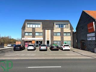 Het pand heeft de volgende indeling: Grote ruimte die momenteel is onderverdeeld (dmv wegneembare wanden) in een receptie, bureel en werkruimte (96m²). Achteraan is een berging voorzien (tegels; 5m²), 2 toiletten en een ingerichte keuken (tegels; kasten, dampkap, keramisch kookvuur, dubbele spoelbak, vaatwasser en koelkast; 15m²).<br /><br />Achteraan zijn 2 privatieve autostaanplaatsen voorzien. Vooraan het gebouw is er een parking voor cliënteel aanwezig.<br /><br />Het pand is geschikt voor volgende doeleinden: stockage, winkelruimte, burelen, vrije beroepen, etc. Geen horeca toegelaten!<br /><br />- Energielabel B<br />- CV = Aardgas<br />- Veiligheidsrolluiken voorzien aan de binnenkant!<br /><br />Voor bijkomende inlichtingen of een bezoek ter plaatse kan u steeds vrijblijvend contact opnemen met Immo S|P op het nummer 014/59.10.20. of via info@immosp.be.