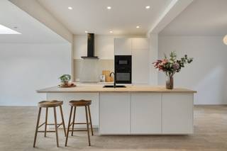 Deze charmante gevel vind je terug in het bruisende centrum van Oostakker. De woning ligt op wandelafstand van winkels, restaurants, scholen, ... . Met zijn frisse afwerking, moderne materialen en doordachte indeling voelt dit direct als een thuis. Perfect voor gezinnen, koppels of iedereen die op zoek is naar een sfeervolle, energiezuinige woning zonder renovatiestress.De ruime leefkeuken, volledig vernieuwd en uitgerust, vloeit naadloos over in de lichte living en gezellige eethoek – dé plek waar koken, ontspannen en samen genieten centraal staan.Verder biedt de woning 3 slaapkamers waarvan 1 op de gelijkvloers die dus eveneens kan dienen als bureau, speelruimte, ... . De woning geniet van een gezellige voor- en achtertuin telkens voorzien van een ruim terras. Door de oostelijke en westelijke oriëntatie geniet je de hele dag door van de zon. Indeling: Gelijkvloerse verdieping: Leefruimte met open keuken, eerste slaapkamer of bureau, badkamer, afzonderlijk toilet Eerste verdieping: 2 slaapkamers, technische ruimte/berging Troeven: - Volledig vernieuwd pand- Gunstige ligging- Aangenaam perceelDe eigendom wordt aangeboden via de Pre-sale formule. Op 20/12/2025 tussen 10:00 en 12:00 kan u de woning op afspraak komen bezichtigen en een bod uitbrengen. De vermelde prijs is een instelprijs. Voor meer info, gelieve contact op te nemen met de dossierverantwoordelijke.