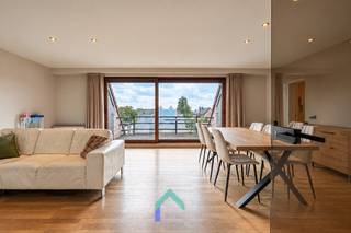 Algemeen<br />Dit duplexappartement met 3 slaapkamers bevindt zich op de derde verdieping in de verzorgde residentie Vlissinghe. Het centrum, scholen, openbaar vervoer en tal van dagelijkse voorzieningen bevinden zich op korte afstand, waardoor heel wat verplaatsingen gemakkelijk te voet of met de fiets kunnen gebeuren. Een extra troef is de nabijheid van het Hulstplein, dat zorgt voor een aangename groene toets in de onmiddellijke omgeving. De ligging biedt bovendien een vlotte aansluiting op de belangrijkste invalswegen, waardoor ook de omliggende gemeenten en steden gemakkelijk bereikbaar zijn.<br /><br />Indeling<br />Via de inkomhal, met vestiairekast en gastentoilet, kan je enerzijds richting de keuken en anderzijds richting de leefruimte. Beide ruimtes hebben aansluitend een schuifraam met terras wat zorgt voor veel lichtinval. De keuken is voorzien van een oven, frigo, diepvries en inductiekookplaat. De leefruimte van ruim 30 vierkante meter is voorzien van een karaktervolle parketvloer en heeft een rechthoekige vorm. Dit zorgt ervoor dat deze ruimte enorm praktisch is. Tenslotte hebben we naast de keuken de eerste slaapkamer van 8 vierkante meter die tevens als berging kan gebruikt worden.<br /><br />Als we naar boven gaan via de trap komen we in de nachthal die aansluiting geeft aan twee slaapkamers van respectievelijk 11,8 en 13 vierkante meter en de badkamer. Deze is uitgerust met dubbele lavabo, bad met douchemogelijkheid en een toilet. Tenslotte is er een wasplaats die is afgewerkt met een meubel om de droogkast en wasmachine in te plaatsen.<br /><br />Het appartement beschikt over een kelderberging en over een eigen autostaanplaats op de binnenplaats. Een praktische troef, zeker gezien de centrale ligging van het appartement. Deze wordt afzonderlijk aangeboden en is verplicht mee aan te kopen bij het appartement. <br /><br />Troeven:<br />* Centraal en toch rustig wonen in Tielt<br />* 2 ruime terrassen met goeie oriëntatie<br />* Autostaanplaats en kelderberging<br />* Drie slaapkamers<br /><br />Wens je graag meer info over deze opportuniteit? Twijfel dan niet langer en plan een bezoek met Mathieu.<br /><br />T: 0479/63.53.01<br />M: mathieu@gentill.be