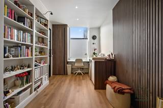 <p><span>Charmant en gerenoveerd instapklaar huis met 2 slaapkamers </span></p><p><span>In een aangename woonstraat in </span><span>Mechelen Noord</span><span> vind je dit </span><span>leuke, recent en stijlvol gerenoveerde huis</span><span> dat helemaal klaar is om nieuwe bewoners te verwelkomen. Instapklaar wonen, zonder zorgen.</span></p><p><span>Je komt binnen via een </span><span>aparte inkomhal met gastentoilet</span><span>. De leefruimte loopt van voor- tot achtergevel en baadt in het licht, wat meteen zorgt voor een heerlijk ruim gevoel. Vooraan is er plaats voor een </span><span>bureau of werkhoek</span><span>, in het midden een gezellige </span><span>zithoek</span><span> en achteraan een </span><span>eetkamer met prachtige, volledig uitgeruste keuken</span><span> ideaal om te koken en te genieten.</span></p><p><span>Buiten wacht een </span><span>leuke stadstuin</span><span>, perfect voor een koffie in de zon of een zomerse barbecue.</span></p><p><span>Op de eerste verdieping bevindt zich een </span><span>ruime slaapkamer</span><span> en een </span><span>volledig vernieuwde, stijlvolle badkamer</span><span> met zowel </span><span>bad als douche</span><span>. Via een vaste trap bereik je de zolderverdieping, waar zich de </span><span>tweede slaapkamer</span><span> bevindt.</span></p><p><span>Kortom: een charmante woning met een slimme indeling, mooie afwerking en een fijne ligging.</span></p><p><span>Het EPC is epc label C, de elektrische keuring is conform en de woning is asbestveilig. </span></p><p><span>Contacteer ReuzeGoed snel voor een bezoek</span><span> via </span><span>0470 11 56 80</span><span> of </span><span>welkom@reuzegoed.be</span><span> dit pareltje wil je niet missen! </span></p>