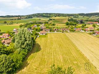 <p>Met een totale oppervlakte van ca. 6.600 m² biedt dit perceel enorm veel potentieel. Ideaal voor een luxe-villa genietend van een waanzinnig uitzicht, <br />of als interessante ontwikkelingsmogelijkheid: potentieel voor de realisatie van ongeveer 10 woningen (open of halfopen bebouwing), onder voorbehoud van het bekomen van de nodige stedenbouwkundige vergunningen.<br /><br />De ligging is een absolute troef: rustig en groen, aan de voet van het Kluisbos, met een open zicht op de omliggende natuur. Een ideale combinatie van landelijke charme en vlotte bereikbaarheid.<br /><br />Het centrum van Amougies bevindt zich op wandelafstand. Daarnaast zijn Avelgem, Kluisbergen en Ronse bereikbaar binnen 10 minuten, terwijl Doornik zich op slechts 25 minuten rijden bevindt.<br /><br />Meer info of plan je bezoek: wim@immobeguin.be<br />Te koop via Immo Beguin, uw vastgoedexpert sinds 2009, met kantoren in Ronse, Waregem, Kortrijk, Deinze, Doornik en Lessen.</p>