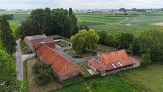 Deze hoeve gelegen in de Reigerbeekstraat in het mooie Poeke.Ze omvat een ruime woning, prachtige bakstenen langgevel schuur/stalling en 2 hogere...
