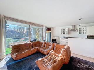 Lichtovergoten en zonnig appartement met een prachtig open uitzicht op de holes van de Golf van Brasschaat. Bij binnenkomst een ruime inkomhal...