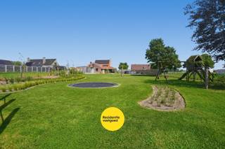 Instapklare open bebouwing met 5 slaapkamers op 1919m² te Merkem.<br />Op een centrale ligging, met een prachtig vrij uitzicht, bevindt zich deze ruime, energiezuinige woning. <br />De woning werd doorheen de jaren gerenoveerd en biedt vandaag alle hedendaags wooncomfort voor wie op zoek is naar ruimte en rust.<br />Met een bewoonbare oppervlakte van maar liefst 269 m², beschikt de woning over lichtrijke leefruimtes, een gezellige woonkamer en een volledig uitgeruste keuken die het hart van de woning vormt. <br />Dankzij de grote raampartijen geniet u overal van natuurlijke lichtinval en een mooi zicht op de tuin en de omliggende velden. Aansluitend zorgt de glazen uitbouw voor een extra leefruimte waar het in elk seizoen heerlijk vertoeven is.<br />De woning telt maar liefst vijf volwaardige slaapkamers, een comfortabele badkamer met zowel ligbad als instapdouche, een praktische wasplaats en een aparte bureauruimte, ideaal voor thuiswerk of hobby’s. <br />De grote west gerichte tuin biedt volop privacy en is de perfecte plek om in alle rust van de zon en het groene uitzicht te genieten.<br />Ook op energetisch vlak scoort deze woning bijzonder goed dankzij het EPC-label B, de aanwezigheid van 41 zonnepanelen, warmtepompen, hoogrendementsbeglazing en een doorgedreven isolatie. Hierdoor geniet u niet alleen van een aangenaam wooncomfort, maar ook van een energiezuinige en toekomstgerichte woning.<br />Daarnaast beschikt het perceel over meerdere tuinbergingen en veel praktische buitenruimte, ideaal voor extra opslag, hobby’s of tuinmateriaal.<br />Kortom, een ideale gezinswoning voor wie rustig en comfortabel wil wonen in een groene omgeving.<br /><br />De vermelde prijs is een richtprijs, elk bod wordt voorgelegd aan de eigenaar die zich het recht voorbehoudt om dit te aanvaarden of te weigeren.<br /><br />Neem voorsprong met een vrijblijvende en gratis schatting van uw eigendom via:<br />http://www.residentievastgoed.be/gratisonlineschatten<br /><br />EPC: 167 kWh/m² B-Label (Ref. DI00061)