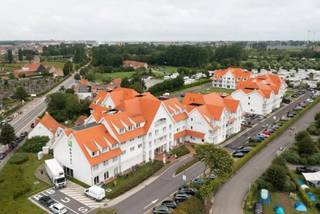 Op zoek naar een zorgeloze vastgoedinvestering met een mooi rendement en eigen gebruiksmogelijkheden? Deze hotelkamer op het gelijkvloers van Ibis Styles Nieuwpoort combineert een rustige en centrale ligging op korte afstand van de de jachthaven en het strand.<br />Het hotel beschikt over uitgebreide faciliteiten zoals een wellnessruimte met binnenzwembad, sauna met infrarood, hamam, en een gezellige bar met zonneterras.<br />U ontvangt driemaandelijks een deel van de exploitatieopbrengsten, zonder dat u zelf instaat voor het beheer. Daarnaast kan u buiten het hoogseizoen volgens een vooraf afgesproken formule tot 30 dagen per jaar zelf gebruik maken van uw kamer of een gelijkwaardig verblijf.<br />Verkoop onder erfpacht.