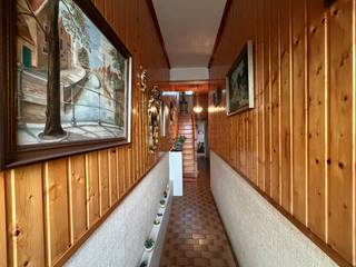 Bent u op zoek naar een woning die u volledig naar eigen smaak kan renoveren? Deze karaktervolle woning, gebouwd rond 1930 en gelegen in Oostende, biedt een mooie basis en tal van mogelijkheden voor wie graag de handen uit de mouwen steekt.<br /><br />Met een bewoonbare oppervlakte van ca. 152 m² op een perceel van 92 m² beschikt deze woning over een praktische indeling. Op het gelijkvloers vindt u de leefruimte met aansluitend de keuken en badkamer. Achteraan bevindt zich een aangename, zuidgerichte koer van ca. 26 m² — een ideale plek om te genieten van zon en rust.<br /><br />De eerste verdieping omvat twee volwaardige slaapkamers. Op de tweede verdieping bevindt zich een derde slaapkamer en een extra opbergkamer, perfect als bureau, dressing of hobbyruimte.<br /><br />Een bijkomende troef is de afzonderlijke garage aan de overzijde van de straat, gelegen in een kleinschalig garagecomplex en bereikbaar via een doorrit. Deze kan optioneel worden aangekocht voor €25.000.<br /><br />De woning is momenteel niet verhuurd en onmiddellijk beschikbaar bij akte. Houd rekening met renovatiewerken (EPC-label F, elektriciteit niet conform), wat u de kans geeft om deze woning volledig te moderniseren naar hedendaags comfort en energiezuinigheid.<br /><br />Interesse of een bezoek plannen? Contacteer Louis op +32 493 18 27 84.