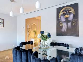 <p>Stijlvol gerenoveerd appartement gelegen nabij winkels, openbaar vervoer en alle dagelijkse voorzieningen en op wandelafstand van het strand, bestaande uit een ruime inkomhal met vestiaire, een apart toilet met ingebouwde kasten, een ruime en lichtrijke leefruimte met eet- en zithoek afgewerkt met massief parket, een moderne keuken met ontbijteiland, granieten werkblad en kwaliteitsvolle toestellen, een praktische berging/wasruimte, drie volwaardige slaapkamers en een mooi afgewerkte badkamer voorzien van een ruime inloopdouche, ligbad en dubbele lavabo. Over de volledige breedte van het appartement bevindt zich een aangenaam terras aan de rustige achterzijde.</p>
<p>Extra troeven:</p>
Gunstig EPC<br />Volledig vernieuwd in 2016<br />Hoogrendements beglazing in pvc schrijnwerk 2018<br />Conforme elektriciteit<br />Nieuwe verwarming elementen<br />Onderhouden residentie met voortdurende investeringen<br />Gemeenschappelijke fietsberging<br />Op wandelafstand van alle voorzieningen (supermarkt om de hoek<br />Gratis parkeren in de straat en omgeving<br />Mogelijkheid tot huren van garage (90 euro per maand)<br />
<p>Te koop zonder makelaar via het concept van Smart Houses. Wenst u meer informatie of een bezoek? Contacteer rechtstreeks de eigenaar <span>+32486400541</span></p>
