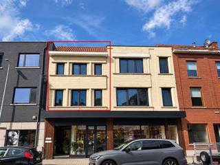 <p><span>This office space is located in a strategic location offering excellent visibility and accessibility.</span></p><p><span>Thanks to its proximity to Leuven train station and several bus stops, the property is easily accessible by both car and public transport. There are also plenty of parking options in the surrounding area.</span></p><p><span>The property offers a total surface area of 76 m² spread over two floors. The office comprises 2 separate offices, 2 meeting rooms, a kitchen and private sanitary facilities. The many windows provide the space with plenty of natural daylight.</span></p><p><span>The combination of its authentic character, practical layout and strategic location makes this property particularly suitable for small and medium-sized businesses, start-ups, consultants, self-employed professionals and other business activities. Depending on the layout, the office can accommodate up to 10 employees.</span></p><p><span>The common expenses are a lump-sum payment and include costs for gas, electricity, fire extinguisher inspections, and property tax.</span></p><p><span>An ideal workspace for those looking for a professional, well-connected and characterful office close to Leuven.</span></p><p><span>Interested?<br />Contact us via our website <span>https://www.ap-p.be/nl</span></span><span> or by phone at 0478 48 47 00.</span></p>