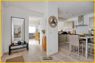 Immo Van Middelem verkoopt deze INSTAPKLARE, alleenstaande gezinswoning op een perceel van +/- 5a60ca met 3 kamers, terras, tuin en garage...