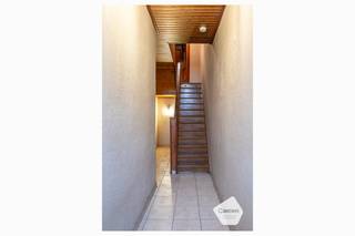 Ben je op zoek naar een <strong>woning</strong> met enorm <strong>veel</strong> <strong>potentieel</strong> vlakbij het hart van Blankenberge? Deze <strong>te</strong> <strong>renoveren</strong> woning biedt tal van mogelijkheden om een droomhuis te creëren, precies zoals jij het wilt! Met een <strong>gunstige</strong> <strong>ligging</strong>, <strong>5 ruime slaapkamer</strong>s, een praktische <strong>stadskoer</strong> en een <strong>garage</strong>, is dit de ideale gelegenheid voor een ambitieuze koper die de handen uit de mouwen wil steken.<br /><br /><u>Kenmerken van de woning:</u><br /><u>5 slaapkamers:</u> Ruime kamers die voldoende plaats bieden voor het hele gezin, met veel lichtinval en de mogelijkheid om ze volledig naar eigen smaak in te richten.<br /><u>Stadskoer</u>: Geniet van een gezellige buitenruimte in het hart van de stad, perfect voor een zomerse barbecue, ontspanning of als extra speelruimte voor kinderen.<br /><u>Garage</u>: Een ruime garage, ideaal voor het parkeren van je auto, fietsen of het inrichten van een opslagruimte.<br /><u>Locatie</u>: Gelegen vlakbij het centrum van Blankenberge, dichtbij de winkelstraten, het strand en het openbaar vervoer. Alles wat je nodig hebt, ligt binnen handbereik.<br /><br />Deze woning biedt een geweldige kans voor wie op zoek is naar een <strong>project</strong> in Blankenberge. Of je nu op zoek bent naar een <strong>gezinswoning</strong>, een <strong>vakantiehuis</strong> of een <strong>investeringsproject</strong>, deze woning heeft alles in huis om een <strong>unieke</strong> <strong>plek</strong> van te maken.