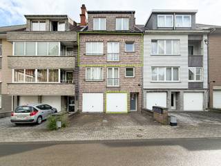 Appartement op het 2de verdiep met garageAppartement op de tweede verdieping (geen lift).Indeling: inkomhal, woonkamer met open keuken, 2 slaapkamers...