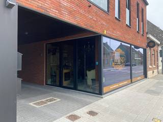 Nieuwbouw handelsruimte van 46 m² gelegen nabij verschillende invalswegen, winkels en openbaar vervoer te Desselgem. Dit kleinschalig project bestaat uit 4 appartementen en 1 handelsruimte. <br /><br />Er is mogelijkheid tot kopen van garage (30.000 €) en/of staanplaats (7.000 €/per plaats) die zich achteraan het gebouw bevinden. <br />De handelsruimte is volledig afgewerkt en in gebruik genomen door een kapperszaak. <br /> <br />Zeer gunstige EPB waarde.<br /><br />Indeling handelsruimte:<br />- Commerciële ruimte met grote raampartijen die zorgen voor een goede visibiliteit en lichtinval<br />- Berging <br />- Apart toilet<br />- afgewerkt met degelijke materialen<br />- Totale bruto-oppervlakte handelsruimte: +- 46 m²<br /><br />Prijzen zijn exclusief registratie op grondaandeel en BTW op constructie.<br />De handelsruimte is momenteel verhuurd.