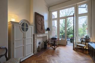 Wonen in 2018, in de Lange Lozanastraat<br />Een topligging, op wandelafstand van het Hof Van Leysen en omringd door leuke adresjes zoals café Kamiel en Domestic (gevaarlijk lekker trouwens...). Hier zit je goed. Heel goed zelfs.<br />
<p><strong>Een warm welkom</strong><br />Binnenkomen doe je hier met een kleine “wow”. De inkomhal zet meteen de toon: een prachtige marmeren vloer, elegante deuren en hoge plafonds die zorgen voor een instant gevoel van klasse.<br />Achteraan vind je een vestiaire, een apart gastentoilet en toegang tot de ruime kelder.<br />En die kelder? Die is niet alleen groot, maar ook verrassend praktisch ingericht, inclusief wasruimte. Opbergruimte zal hier alvast nooit een probleem zijn.</p>
<p><strong>Leven met licht en ruimte</strong><br />Links wandel je de leefruimte binnen, waar licht en sfeer moeiteloos samenkomen. Een gezellige zithoek, een stijlvol salon en die prachtige visgraatparket die alles mooi samenbrengt.</p>
<p><strong>Praktisch en comfortabel</strong><br />Op de tussenverdieping vind je een stijlvolle badkamer, helemaal klaar voor drukke ochtenden. Dubbele wastafel, ruime douche en een apart toilet. Alles wat je nodig hebt, zonder wachtrijen.<br /><br />Op de 1ste verdieping vormen eetkamer en keuken het kloppende hart van de woning. Open, lichtrijk en gemaakt om in te leven.<br />De grote raampartijen trekken je als vanzelf naar buiten, richting het terras en de lager gelegen, west-georiënteerde stadstuin. Een groene, diepe en zonnige oase waar je zonder moeite de tijd uit het oog verliest.<br /><br />Aan de straatzijde wacht nog een extra zithoek of tv-ruimte. Handig om even te ontsnappen, of om ongegeneerd je eigen serie te bingen...<br /><br /><strong>Een verdieping voor jezelf</strong><br />De tweede verdieping werd omgetoverd tot een echte master suite.<br />Een ruime slaapkamer, een royale dressing en een elegante badkamer zorgen hier voor dat heerlijke hotelgevoel… maar dan gewoon bij je thuis.</p>
<p><strong>Ruimte voor iedereen</strong><br />Helemaal boven zijn er nog drie volwaardige slaapkamers. Ideaal voor een gezin, logés of gewoon voor wie graag wat extra ruimte heeft.</p>
<p><strong>Authentiek met een hedendaagse twist</strong><br />De woning werd met veel zorg en oog voor detail gerenoveerd. Authentieke elementen en modern comfort vloeien hier naadloos in elkaar over. Instapklaar, karaktervol en gewoon bijzonder aangenaam om in te wonen.<br /><br />En ook praktisch: Een ruime garagebox aan de overkant van de straat, zorgt ervoor dat je nooit hoeft te zoeken naar een parkeerplaats. Altijd een plus, zeker hier.<br /><br />Een huis met karakter, ruimte en een verhaal.<br />Het volgende hoofdstuk? Dat zou zomaar eens het jouwe kunnen zijn.<br /><br />Troeven:<br />- West-georiënteerde tuin<br />- AREI Conform<br />- Authentieke elementen behouden<br />- Kwalitatieve materiaalkeuze<br />- CV op gas (condensatieketel)<br />- Zeer ruime kelder<br />- Zonnepanelen<br />- Grote garagebox<br /><br /><strong>Stedenbouwkundige informatie:</strong><br />Wg, Gvg, Gvkr, Gmo, Gvv – geen overstromingsgevoelig gebied, geen worg</p>