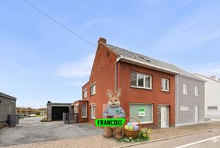 In het charmante Wijnendale bevindt zich deze bijzonder veelzijdige eigendom die niet één, maar twee volledig uitgeruste woningen biedt. Ideaal voor wie op zoek is naar een combinatie van gezinswoning en extra accommodatie, kangoeroewonen (intergenerationeel wonen) of een interessante investering.<br /><br />Het hoofdgebouw verwelkomt u via de inkomhal die leidt naar de gezellige leefruimte met zithoek. De open keuken sluit hier perfect op aan en vormt het hart van de woning. Op het gelijkvloers bevinden zich ook een bureelruimte en een eerste badkamer, wat het wooncomfort aanzienlijk verhoogt.<br /><br />Op de eerste verdieping zijn drie ruime slaapkamers, een extra kamer die momenteel als dressing dienstdoet, en een tweede badkamer gelegen. De zolder biedt nog een grote zolderruimte die kan worden ingericht als hobbyruimte of extra bergruimte.<br /><br />De tweede wooneenheid beschikt over een ingerichte keuken, een badkamer en twee slaapkamers. Deze zelfstandige unit is ideaal voor een familielid, gasten of wie meer privacy wenst. Alle kamers bevinden zich op het gelijkvloers, wat comfort en gebruiksgemak bevordert.<br /><br />Extra troef: op het perceel staat een ruime loods van 150 m², ideaal voor wie opslagruimte of een atelier nodig heeft.<br /><br />Deze eigendom in Wijnendale combineert ruimte, veelzijdigheid en wooncomfort in een rustige en aangename omgeving.<br /><br />Wil u deze unieke woning graag zelf ontdekken? Aarzel niet om contact met ons op te nemen voor meer informatie of een bezoek ter plaatse!<br /><br />De prijs is indicatief. Elk bod gelijk aan of hoger dan deze indicatieve prijs zal aan de verkoper(s) voorgelegd worden, die dit bod al dan niet kan/kunnen aanvaarden.<br /><br />