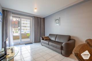 Dit <strong>goed</strong> <strong>onderhouden</strong> appartement bevindt zich in de gegeerde residentie 'Duinenveld 1B' te Nieuwpoort-Bad.<br />Dankzij de <strong>uitstekende</strong> <strong>ligging</strong> is praktisch alles op wandelafstand bereikbaar.<br /><br />De indeling is als volgt:
<ul>
	<li>Inkomhal;</li>
	<li><strong>Gezellige</strong> <strong>leefruimte</strong> met schuifraam naar het terras;</li>
	<li>Open, volledig ingerichte keuken met o.a. vaatwas;</li>
	<li><strong>Ruim</strong> <strong>terras</strong> uitgevend op de Franslaan;</li>
	<li><strong>Volwaardige</strong> <strong>slaapkamer</strong> met dubbel bed en muurkasten;</li>
	<li>Apart toilet;</li>
	<li>Badkamer met wastafel en ligbad.</li>
</ul>
Extra troeven:

<ul>
	<li>Kelderberging <strong>inbegrepen</strong> bij aankoop;</li>
	<li>Topligging;</li>
	<li>Vloerverwarming.</li>
</ul>
<br />Benieuwd? Aarzel niet en contacteer ons snel voor een plaatsbezoek.<br /><br /> 