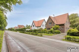 Ontdek deze charmante viergevelwoning, gelegen in één van de meest gegeerde woonwijken van Meise, pal naast de prachtige Plantentuin van Meise. Hier geniet u dagelijks van een unieke combinatie van rust, groen en een uitstekende bereikbaarheid.<br /><br />De woning werd recent gestript en biedt daardoor de ideale basis om volledig naar eigen smaak en wensen af te werken. Met haar aangename indeling beschikt deze woning over drie volwaardige slaapkamers, een lichtrijke woonkamer, een afzonderlijke keuken en een praktische bureauruimte, perfect voor thuiswerk of hobby's.<br /><br />Buiten wacht een ruime tuin met een gunstige oriëntatie, waar u in alle rust kunt genieten van de groene omgeving. De ligging is bijzonder rustig, terwijl het centrum van Meise zich op wandelafstand bevindt. Scholen, winkels, restaurants en andere voorzieningen zijn dus steeds binnen handbereik.<br /><br />Troeven:<br />Gegeerde ligging naast de Plantentuin van Meise<br />Open bebouwing (4 gevels)<br />Recent gestript en volledig naar eigen smaak af te werken<br />3 slaapkamers<br />Aangename woonkamer<br />Afzonderlijke keuken<br />Praktische bureauruimte<br />Ruime, zonnige tuin met gunstige oriëntatie<br />Rustige en groene omgeving<br />Op wandelafstand van het centrum van Meise<br /><br />Een unieke opportuniteit voor wie op zoek is naar een woning met karakter, potentieel en een uitzonderlijke ligging. Plan vandaag nog uw bezoek en laat u verrassen door de mogelijkheden die deze woning te bieden heeft.