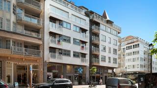 Uitzonderlijk ruim en hedendaags appartement van 163 m² op toplocatie in het hart van Knokke, op wandelafstand van het strand en de winkels, gelegen in een stijlvolle residentie uit 2010.<br />Indeling: ruime inkomhal met vestiaire en gastentoilet. Zeer lichtrijke woon- en eetkamer met gashaard, een gevelbreedte van maar liefst 11 meter en toegang tot twee terrassen. Moderne open keuken uitgerust met alle toestellen en een gezellige ontbijthoek. Aansluitend een praktische berging/wasplaats.<br />De master bedroom beschikt over een dressing en een en-suite badkamer met bad, toilet en dubbele lavabo. Daarnaast is er een tweede ruime slaapkamer, een aparte douchekamer en een derde slaapkamer met eigen badkamer (bad en lavabo) en technische berging. Alle slaapkamers bieden toegang tot het achterliggende terras en zijn uitgerust met automatische rolluiken.<br />Twee privatieve kelderbergingen en fietshaken.