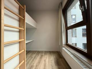 Sur le Koeikensgracht, près du quartier étudiant d'Anvers, nous trouvons cette chambre d'étudiant à vendre. Le bâtiment a été baptisé campus Eilandje en raison de son emplacement central entre l'Eilandje et le quartier universitaire. Cette chambre d'étudiant est située au deuxième étage dans la cour.<br /><br />Disposition :<br />- salle de bain privée avec toilettes, lavabo et douche<br />- bureau<br />- lit mezzanine<br /><br />Le bâtiment comprend également :<br />- une cuisine commune entièrement équipée (à chaque étage) avec terrasse<br />- zone d'étude commune<br />- abri à vélos commun<br /><br />La chambre étudiante est louée pendant 1 an au prix de location de 520€ par mois.<br /><br />Avantages :<br />- bâtiment récent<br />- double vitrage en aluminium<br />- faible valeur EPC<br />- ascenseur dans le bâtiment<br />- un local à vélos <br /><br />De plus, il est également possible d'acheter 2 chambres d'étudiants ensemble ! Bref, idéal pour les étudiants ou comme investissement ! <br /><br />« Ces visualisations basées sur l'IA sont destinées à inspirer. Les spécifications techniques, les réglementations d'urbanisme ou les possibilités concrètes de réalisation n'ont pas été prises en compte. »<br /><br />Vous êtes intéressé par un appartement ou une maison à vendre à Anvers ? N'hésitez pas à nous contacter. <br />Si vous souhaitez vendre votre propre propriété, veuillez nous contacter pour une estimation gratuite, par téléphone au 03/206.76.76 ou par e-mail à antwerpen@dewaele.com.<br /><br />Vous pouvez également toujours vous adresser à nous pour toutes autres questions concernant l'immobilier, l'achat ou la vente !<br /><br />Registre des mesures: non