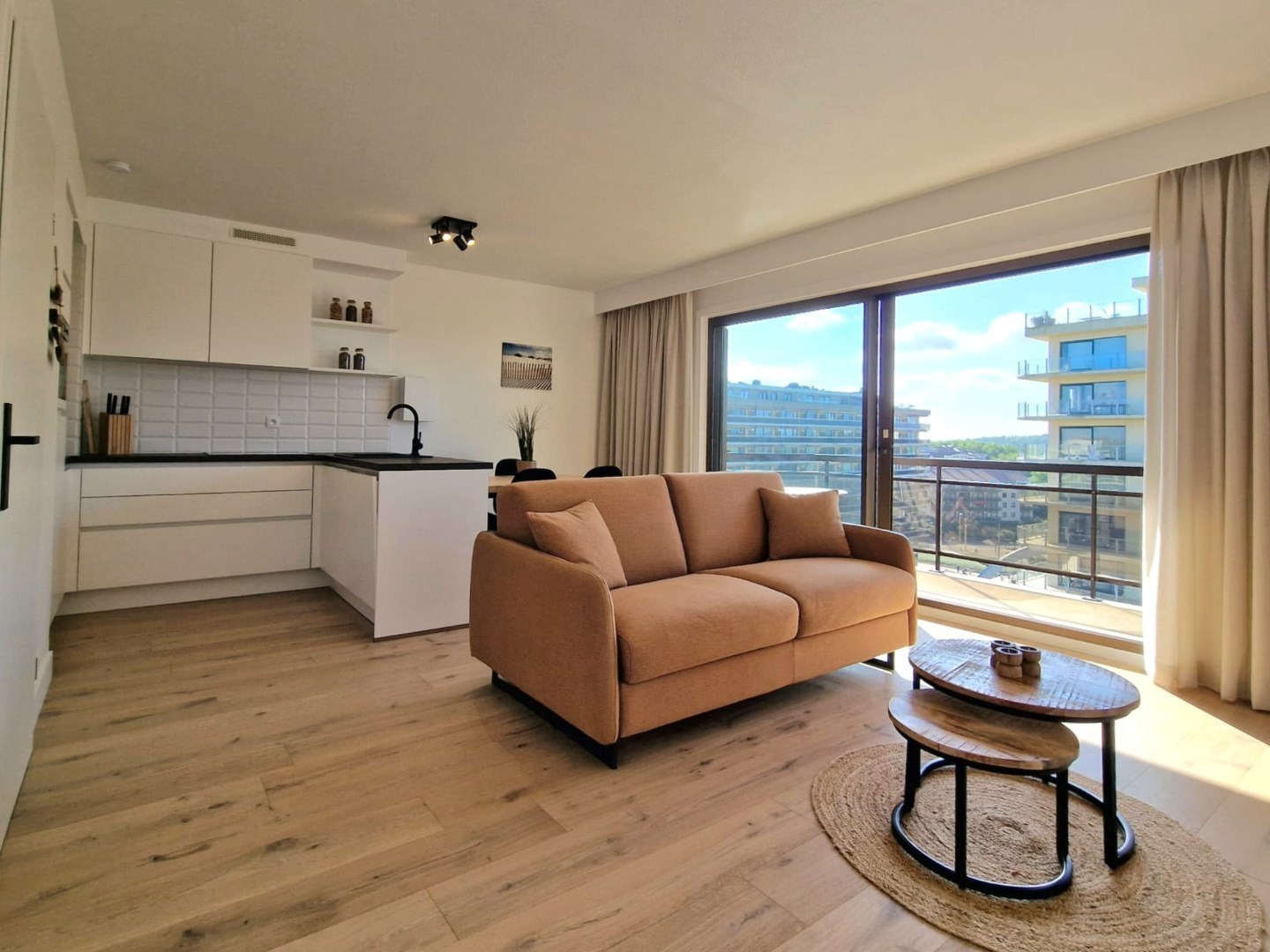 COMPLEET GERENOVEERDE EN INSTAPKLARE GEMEUBELDE STUDIO MET SLAAPHOEK + GROOT ZONNETERRAS GELEGEN OP DE PRACHTIGE LEOPOLD I ESPLANADE EN VLAKBIJ HET STRAND VAN D - foto 4