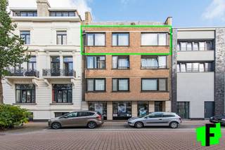 Dit twee slaapkamer appartement is volledig in orde en is gelegen in een rustige straat op de derde verdieping. Dichtbij het centrum van Oostende, openbaar vervoer, strand en zee ! Het betreft een inkomhal, leefruimte, twee slaapkamers, badkamer en keuken. <br /><br />Naast de huurprijs komt er nog een kost van 65 EURO/ maand voor de algemene delen.<br /><br />Vrij vanaf 01/08/2026.<br /><br />Aarzel niet en leg nu u bezoek vast!<br /><br />