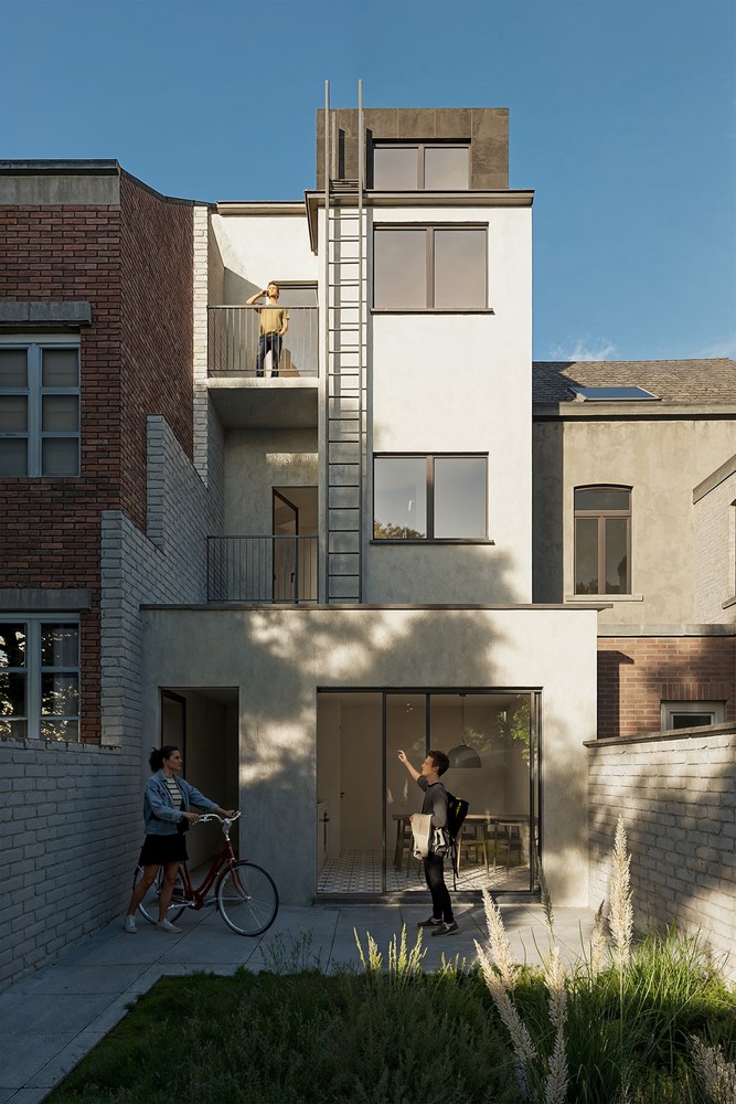 TOTAALRENOVATIE - Goed gelegen en gemeubelde studentenkamer met een terras en eigen sanitair(wc, douche & wastafel) in een kleinschalig gebouw met 7 entiteiten, een gemeenschappelijke keuken, een fietsenberging en een tuin te centrum Leuven! - foto 2