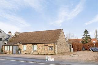 Te renoveren woning op topligging  Momenteel is het een prachtig handelspand met woonst, garage en een zeer ruime parking, gelegen Klei te...