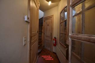 Houdt u van klasse, comfort en ruimte? Dan bent u hier aan het juiste adres. <br />Deze woning vinden we terug in hartje Brugge, dit in een rustige straat op wandelafstand van de markt.<br />De woning geeft ons via de inkom toegang tot onder andere de lichtrijke woonkamer met charmante open haard. De aanpalende open keuken (voorzien van kookplaat, dampkap en aansl. vaatwas) geeft op zijn beurt uit op de leefveranda dewelke uitkijkt op de mooie aangelegde groene stadskoer. <br />Via de trap komen we op de 1ste verdieping, daar vinden we de 1ste en tegelijk de grootste slaapkamer (21m²) met daaraan gekoppeld de badkamer (voorzien van wastafel met meubel en ligbad). Op de 2de verdieping vinden we de resterende 2 slaapkamers (elk 10m²) en een douchekamer. Per bouwlaag is er een apart toilet voorzien. Graag geven we mee dat de woning ook over een zolder en kelder beschikt. Praktisch pluspunt is de mogelijkheid om de achterliggende garagebox aan te kopen.<br /><br />Troeven ;<br /><br />* In het centrum van Brugge doch op rustige locatie<br />* gunstige epc 293 kWh<br />* condensatieketel op aardgas<br />* mooie authentieke materialen<br />* toffe stadstuin<br />* buitenschrijnwerk aan de voorzijde is voorzien van 3 lagen glas<br />* MOGELIJKHEID TOT AANKOOP ACHTERLIGGENDE GARAGE BOX<br /><br />Voor info bel : 050/333976 of buiten kantooruren 0476/270379