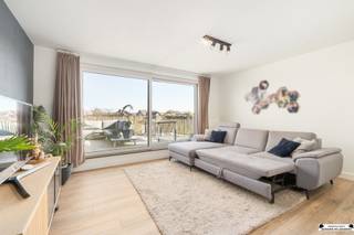  Lichtrijk en modern appartement met prachtig (dak)terras Droomt u van een lichtrijk en instapklaar appartement met veel buitenruimte? Dit prachtige...