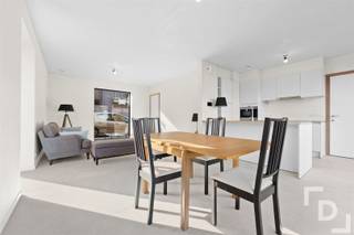 <p><span>Beslist u voor 31/12/2025 dat u </span><span>éé</span><span>n van deze woningen aankoopt? Dan leggen wij voor u het terras en de oprit aan!</span></p><p><span> </span></p><p><span>Het nieuwbouwproject Guynemer is een project waarin we 5 nieuwbouwwoningen gaan ontwikkelen. Voor deze nieuwbouwwoningen trekken we de lijn van onze vorige nieuwbouwprojecten door, waar 3 troeven centraal staan!</span></p><p><span> </span></p><ul><li><span>Ligging</span><span>: de nieuwbouwwoningen bevinden zich in het levendige Poelkapelle, een deelgemeente van Langemark-Poelkapelle. Bovendien hebben deze woningen een zeer centrale ligging tussen Ieper en Roeselare, maar ook een vlotte verbinding met het centrum van Langemark-Poelkapelle alsook Zonnebeke.</span></li><li><span>(Woon)oppervlakte</span><span>: De woningen zijn halfopen (3 woningen) of gesloten (2 woningen), maar hebben allemaal een directe toegang tot de tuin. De woningen bevatten o.a. 3 slaapkamers en hebben een woonoppervlakte (180m</span><span>²</span><span> tot 196 m</span><span>²</span><span>) die optimaal benut kan worden. Naast de bewoonbare ruimtes, worden de woningen ook voorzien van een ruime inpandige garage, zolder (wat altijd nuttig is) en extra berging op het verdiep. De woningen hebben ook ruime tuinen (200 m</span><span>²</span><span>tot 276m</span><span>²</span><span>). </span></li><li><span>Woonkwaliteit:</span><span> E20 wordt de EPB-norm van de woningen, wat de koper 50% korting geeft op de onroerende voorheffing gedurende 5 jaar. Naast dit scherpe E-peil streven we naar de maximale prijs-kwaliteit verhouding d.m.v. vloerverwarming, ventilatiesysteem D, aluminium ramen, kwalitatieve keuken,</span><span>…</span><span>. te voorzien. </span></li></ul><p><span> </span></p><p><span>Extra troeven voor deze woningen zijn:</span></p><p><span> </span></p><ul><li><span>Vloerverwarming;</span></li><li><span>Ventilatiesysteem D;</span></li><li><span>Buitenschrijnwerk in ALU;</span></li><li><span>Regenwaterput van 10.000 L bij iedere woning</span></li><li><span>Halfopen woningen, bij de 2 gesloten woningen is er een directe toegang tot de tuin via de garage;</span></li><li><span>Inpandige garage en extra autostaanplaats bij iedere woning;</span></li><li><span>Als bouwheer garanderen we een E-peil van E20, wat u als koper recht heeft op een korting van 50% op uw onroerende voorheffing gedurende 5 jaar;</span></li><li><span>U koopt rechtstreeks van de bouwheer;</span></li></ul><p><span> </span></p><p><span> </span></p><p><span>Wij streven naar de maximale prijs-kwaliteit verhouding, de volledige afwerking van de woningen staat verder omschreven in het lastenboek. </span></p><p><span> </span></p>