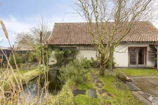 Cette charmante façade est située à proximité du centre animé de Lievegem. En raison de la proximité de la Grote Baan, il est facile de rejoindre...