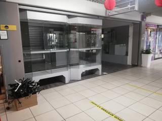 Shoppingcenter De Kern is een lokaal winkelcentrum gelegen aan De Bist, het levendige centrale plein van Wilrijk. Het centrum is toegankelijk gemaakt met een lift en roltrap, wat de bereikbaarheid van de winkels op de eerste verdieping vergemakkelijkt. <br />Het winkelcentrum ligt centraal in een autovrije winkelwandelstraat. Parkeren is mogelijk op de nabijgelegen parkings van de Bist en het Mastplein. Het is ook goed bereikbaar met het openbaar vervoer, <br />In de omgeving zijn ook de grote ketens aanwezig, zoals Zeeman, Torfs, Hema &amp; Parfumerie Di. <br /><br />Deze winkel is +/- 30m² en ideaal voor een starter!<br />De huurprijs start aan 350€/maand voor het eerste jaar om dan geleidelijk te stijgen naar 650€/maand. Maandelijkse kosten bedragen 200€/maand, elektriciteit met aparte meter.