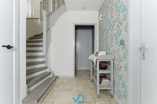 In het Schuttershof, een uiterst rustige en aangename wijk in Boezinge, vindt u deze instapklare alleenstaande woning. Dankzij de gunstige ligging bereikt u in enkele minuten het centrum van Boezinge en bent u bovendien snel onderweg naar Ieper of richting de kust voor een ontspannen weekend.<br /><br />Bij het binnenkomen via de inkomhal met apart gastentoilet komt u in de lichtrijke leefruimte. De vele raampartijen zorgen voor een aangename lichtinval en de houtkachel brengt extra sfeer en gezelligheid. Aansluitend bevindt zich de open, volledig uitgeruste leefkeuken, waar u geniet van een mooi zicht op de tuin. Via het schuifraam in de leefruimte heeft u bovendien een vlotte toegang tot het terras en de tuin. Naast de keuken bevindt zich de garage met praktische berging, en ook onder de trap is er extra opbergruimte voorzien.<br /><br />Op de eerste verdieping bevinden zich drie ruime slaapkamers. Daarnaast is er een badkamer met dubbele lavabo en inloopdouche, een apart toilet en een extra berging. Buiten geniet u van een ruime, volledig omheinde tuin met achteraan een tuinhuis. Dankzij de twee zijpoortjes is de tuin bovendien ideaal voor gezinnen met kinderen of huisdieren.<br /><br />Deze woning beschikt over tal van comfort- en energietroeven: Centrale verwarming op gas, een nieuw dak, spouwmuurisolatie, zonnepanelen met thuisbatterij, waterverzachter, conforme elektriciteit, een regenwaterput van 5.000 liter, overal zonnewering, asbestvrij attest en een gunstig EPC. Kortom, een perfect onderhouden en energiezuinige woning waar kosten noch moeite werden gespaard.<br /><br />Op zoek naar een instapklare woning in een rustige buurt in Boezinge? Neem vandaag nog contact op met ons en plan uw bezoek. Deze woning is absoluut een bezoek waard!