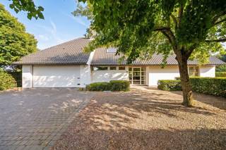 À VENDRE : Spacieuse villa avec 4 chambres, double garage et annexe polyvalente, située dans un cadre calme et champêtre à Oostrozebeke !Calme, espace et confort sur un magnifique terrain, entouré de champs !Découvrez cette spacieuse demeure située à la limite d'Oostrozebeke et de Meulebeke, bénéficiant d'un emplacement calme et champêtre. Cette propriété offre un agencement bien pensé, des espaces de vie généreux et une dépendance polyvalente de pas moins de 90 m². La maison idéale pour ceux qui recherchent de l'espace, de l'intimité et de nombreuses possibilités.AGENCEMENT : vaste hall d'entrée avec toilettes séparées pour les invités, chambre ou bureau au rez-de-chaussée, salle de bains, pièce à vivre lumineuse avec cheminée, cuisine entièrement équipée avec îlot et coin petit-déjeuner convivial, cave pratique, une buanderie spacieuse avec douche supplémentaire et sauna, ainsi qu’un double garage doté d’une porte sectionnelle automatique. Au premier étage se trouvent 3 chambres à part entière, une deuxième salle de bains et un grenier offrant des possibilités supplémentaires.À l’extérieur, vous profiterez d’un jardin entièrement aménagé, d’un grand jardin à l’avant et d’une vaste allée pouvant accueillir plusieurs voitures. L'annexe indépendante et élégante d'environ 90 m² dispose d'une entrée séparée et est actuellement aménagée en « man cave » conviviale, mais se prête également parfaitement au remisage de voitures de collection, de matériel de jardinage, etc.ATTOUS :- emplacement calme et champêtre entre Oostrozebeke et Meulebeke- villa spacieuse avec 4 chambres et 2 salles de bains- double garage avec porte automatique- dépendance élégante d’environ 90 m² avec entrée indépendante- panneaux solaires installés- citerne d’eau de pluie de 10 000 litres raccordée- fenêtres en aluminium à double vitrageVisite sur rendez-vous auprès d’Immo Beguin : charlotte@immobeguin.be