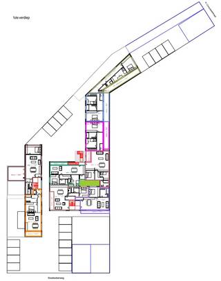 <strong>RUIME PROJECTGROND</strong> met een uitzonderlijk potentieel in het hart van Ronse, op een strategische locatie tussen de Elzeelsesteenweg en de Hendrik Consciencestraat. Met een <strong>TOTALE OPPERVLAKTE VAN CIRCA 2.497 M² EN TWEE TOEGANGEN</strong> – waaronder een <strong>STRAATBREEDTE VAN ONGEVEER 35 METER</strong> aan de Elzeelsesteenweg en <strong>9,5 METER</strong> aan de Hendrik Consciencestraat. De site is momenteel bebouwd met een <strong>ATELIER EN OPSLAGRUIMTE</strong>, wat diverse herontwikkelingsmogelijkheden openlaat. Dankzij de centrale ligging en de <strong>UITSTEKENDE BEREIKBAARHEID</strong> vormt deze eigendom een uitgelezen kans voor wie op zoek is naar een <strong>INVESTERING MET TOEKOMST</strong>. Denk aan een combinatie van <strong>APPARTEMENTEN, GEZINSWONINGEN EN COMMERCIËLE RUIMTES</strong> – perfect geïntegreerd in het <strong>STEDELIJKE WEEFSEL VAN RONSE</strong>. De ligging is ideaal voor bewoners en ondernemers: op <strong>KORTE AFSTAND VAN HET STADSCENTRUM, VLAKBIJ DE N60</strong> en met vlotte verbindingen naar Oudenaarde, Geraardsbergen en de autosnelwegen. Natuurliefhebbers worden bovendien verwend door de <strong>NABIJHEID VAN HET MUZIEKBOS, DE VLAAMSE ARDENNEN EN HET SCHILDERACHTIGE PAYS DES COLLINES </strong>– een geliefde streek voor wandelaars en fietsers.<br /><br /><br />Adres: Elzeelsesteenweg - Hendrik Consciencestraat te Ronse<br /><br />Renovatieplicht van toepassing op woning (nr. 98)