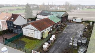 Woning met loodsen op +-2000 m² te Aalbeke.<br /><br />Deze handelswoning is momenteel nog actief en verhuurd voor 1000 euro per maand. Een bar met tuin, privé gedeelte en grote oprit.<br /><br />Naast deze handelswoonst zijn er 2 loodsen. Deze zijn momenteel afzonderlijk, gezien er 1 van verhuurd is. De andere wordt zelf gebruikt als stockage. Verder heeft deze eigendom een enorme visibiliteit door zijn ligging en heeft deze ook nog een grote oprit/koer.<br /><br />Diverse mogelijkheden mogelijk.<br /><br />Oriënterend bodemonderzoek gebeurd op 22/11/2021. Geen verdere maatregelen moeten worden genomen.<br /><br />PLUSPUNTEN:<br />+ Magazijnen in goede en droge staat<br />+ grote oprit / koer<br />+ mooie rendementen met stabiele huurders
