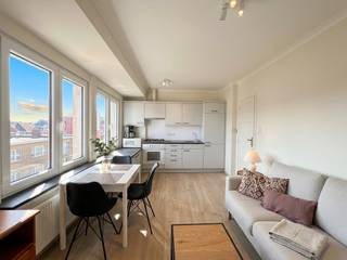 <p><em><strong>Résidentie Tennis</strong></em><br /><br />Op de Montgomerylaan in Knokke bevindt zich dit verzorgd en volledig gemeubeld appartement. De leefruimte baadt in het licht en vormt samen met de eetplaats en de vernieuwde open keuken een bijzonder aangename woonruimte. Vanuit de zetel geniet je van een mooi, open zicht over de villawijken.<br />Het appartement beschikt over één ruime slaapkamer en een volledig vernieuwde badkamer. In de inkomhal is een praktische vestiaire voorzien.<br />Een extra troef is de privatieve kelderberging en de gemeenschappelijke fietsenberging. Dankzij de centrale ligging bevinden winkels, restaurants en de Zeedijk zich op wandelafstand.<br />Let op: er is geen lift aanwezig in het gebouw !<br /><br /><strong>Huurvoorwaarden:</strong></p>

<ul>
	<li>Provisie algemene kosten €50</li>
	<li>Beschikbaar voor hoofdverblijf en tweedeverblijf</li>
	<li>Tweedeverblijftaks ten laste van de huurder</li>
	<li>Enkel privatieve verhuur, niet mogelijk via vennootschap</li>
	<li>3 maand huurwaarborg</li>
	<li>Kost plaatsbeschrijving 50/50</li>
	<li>Nutsvoorzieningen op naam van de huurder</li>
	<li>Huurdersverzekering verplicht</li>
</ul>
<br />Wenst u het appartement te bezoeken? Aarzel dan niet om een afspraak in te plannen!<br /><br /><em>Ref: GA720</em>