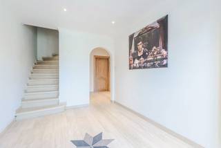 Ontdek deze bijzonder ruime en perfect onderhouden woning met tal van mogelijkheden, ideaal voor zowel een gezin als een vrij beroep of thuiswerk!Bij...