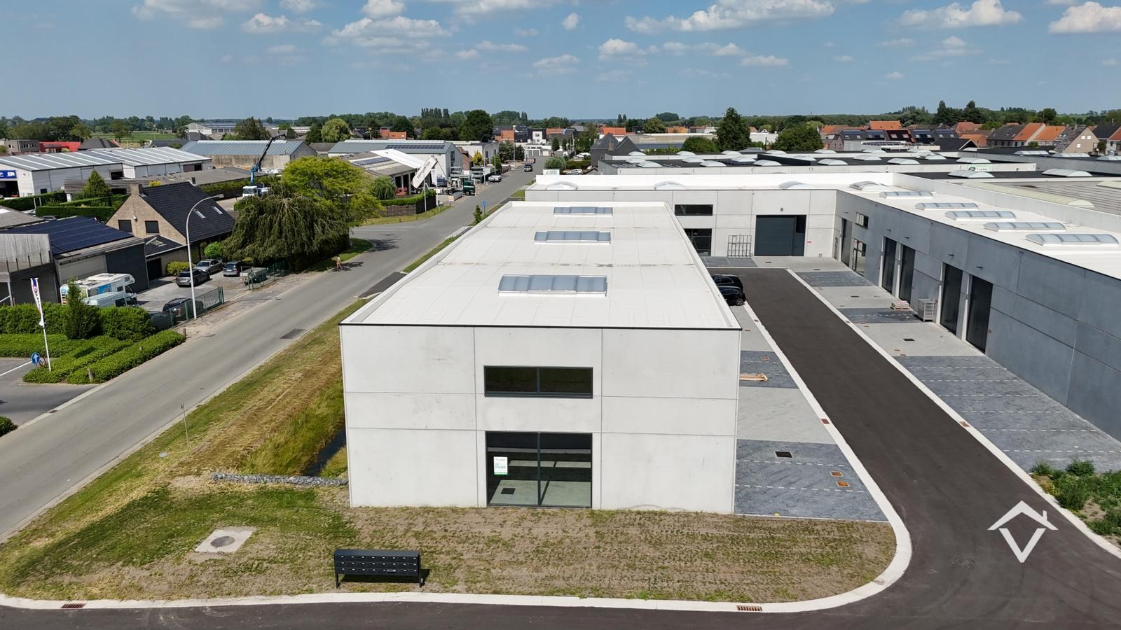 Loods te koop – 246 m² met 2 parkeerplaatsen inbegrepen op de industriezone te Ichtegem - foto 4