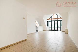 Situé au troisième étage d'une petite copropriété du centre de Salzinne , appartement de ± 90 m² idéalement agencé. Ce dernier se compose d'un hall d'entrée avec espaces de rangements et toilettes invités. Un vaste living baigné de lumière par de nombreuses fenêtres, une cuisine américaine entièrement équipée et une buanderie accessible depuis le hall. La partie nuit comprend deux grandes chambres de ± 12 m² ainsi qu'une salle de bains attente avec baignoire et double vasque. Proche de toutes commodités, cet appartement ne pourra que vous séduire. Disponible à l'acte. Prix: 238.500 €. Charges : 70 € / mois PEB : E - EN OPTION : Place de parking extérieur : 15.000 € - Place de parking intérieur : 20.000 € - Vous souhaitez visiter.Contactez-nous au +32 477 57 98 87 ou par mail à l'adresse LMEERT@TREVI.BE
